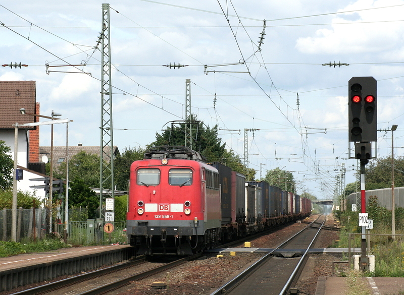 139 558 f�hrt im Sommer 2008 mit einem G�terzug durch �tigheim.