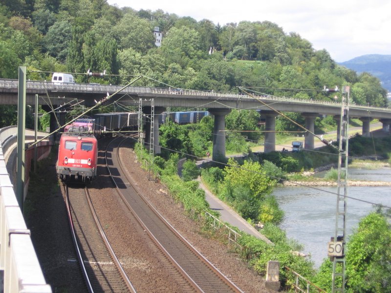 139 559 ist am 20.07.2007 mit einem Gterzug in Richtung Sden unterwegs. Hier an der B 9 Brcke bei Oberwinter.