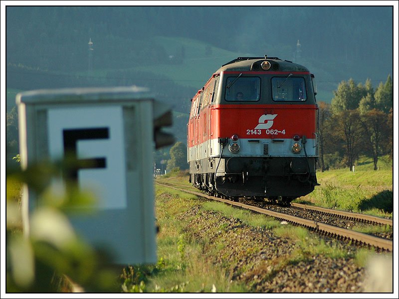 13.9.2007: Unsere Fototour begann in Weikirchen. Gleich bei der Ankunft in Weikirchen stand 2143 067 und 062 als LZ 97604 vor dem auf Halt zeigenden Einfahrsignal Weikirchen. 