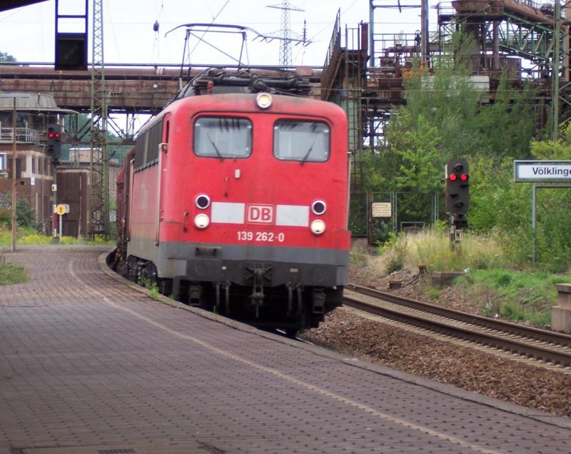 139262 bei der Durchfahrt im Bahnhof Vlklingen/Saar nach Saarbrcken Rangierbahnhof am 29.07.2008. 