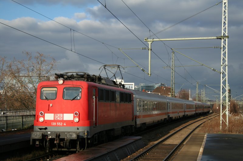 139er mit der Pbz 77655 auf dem Weg nach Mnchen in Untertrkeim, Dezember 2007.