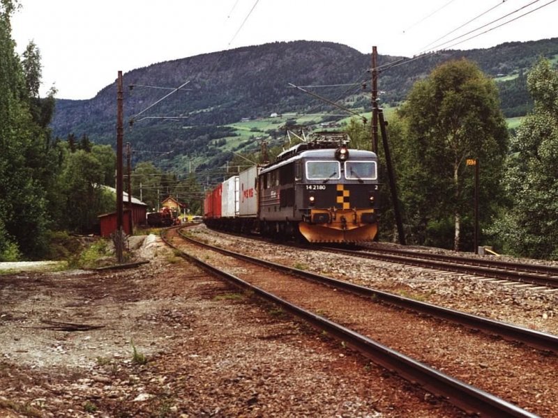 14 2180 mit einem Gterzug bei stre am 8-7-2000. Bild und scan: Date Jan de Vries.