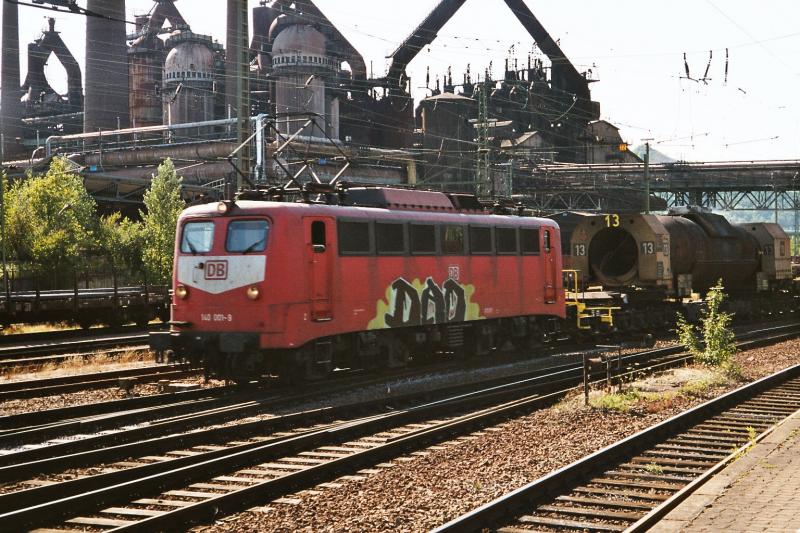 140 001 mit Flssigeisenzug am 28.7.04 in Vlklingen.