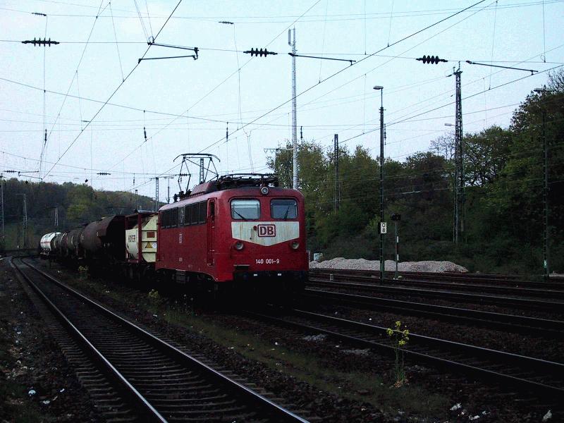 140 001 mit Mischgterzug am 10.04.2002 in Kln-West