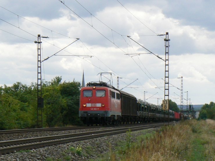 140 002 ist wohl derzeit die lteste aktive Gterzuglok der Deutschen Bahn. Am 21.8.2008 brachte sie einen gemischten Gterzug bei Thngersheim Richtung Aschaffenburg (Maintal).
