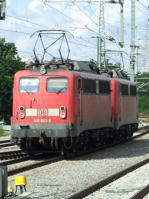140 003 und eine 139 rangieren im Bahnhof Bblingen an einen Gterzug. (13.06.2008)