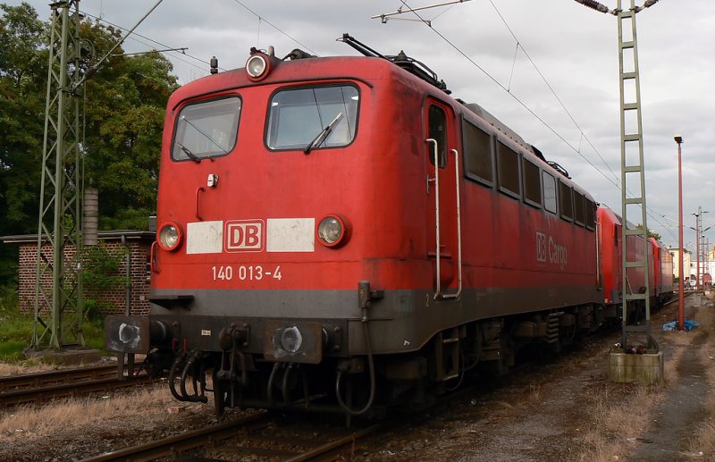 140 013-4, aufgenommen in Kln  Gremberg entlang eines Weges der am BW gelegenen Schrebergartensiedlung im Juli 2009