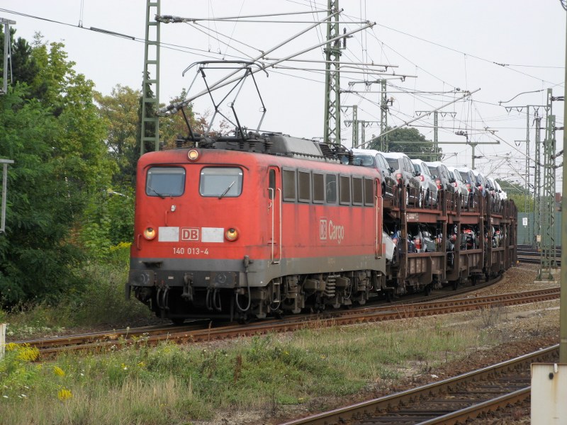140 013 fhrt auf Gleis 14 in Lehrte ein (10.08.2009)