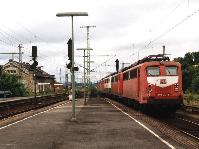 140 017-5 mit Lokzug bestehende aus BR 140/152/145 auf Bahnhof Warburg am 14-7-2001. Bild und scan: Date Jan de Vries.