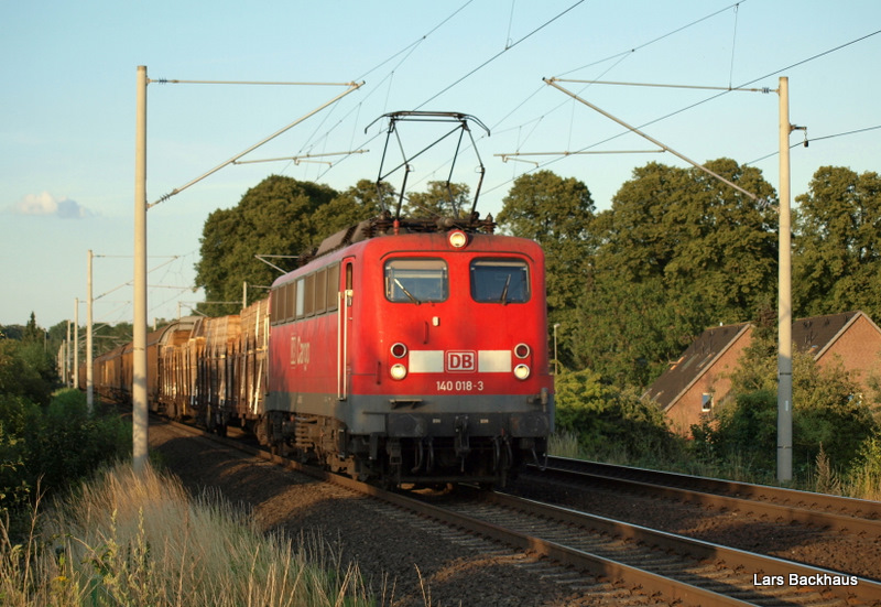 140 018-3 hat am 16.07.09 den FZT 53547 AL - AM mit -30 am Haken und hat soeben Reinfeld (Holst.) durchfahren und rollt nun in der Abendsonne Richtung Bad Oldesloe.