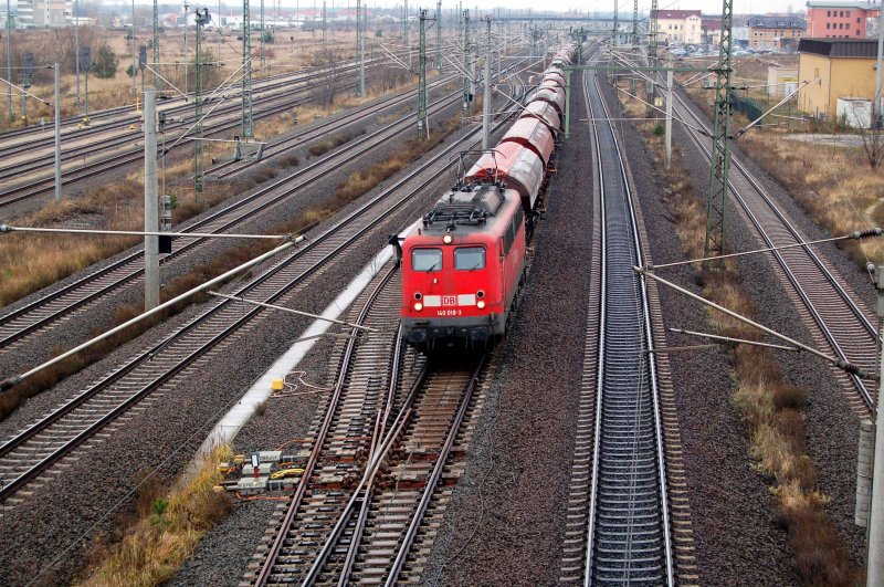 140 018 zieht am 04.12.08 einen Schwenkdachwagenzug durch Bitterfeld in Richtung Leipzig/Halle.