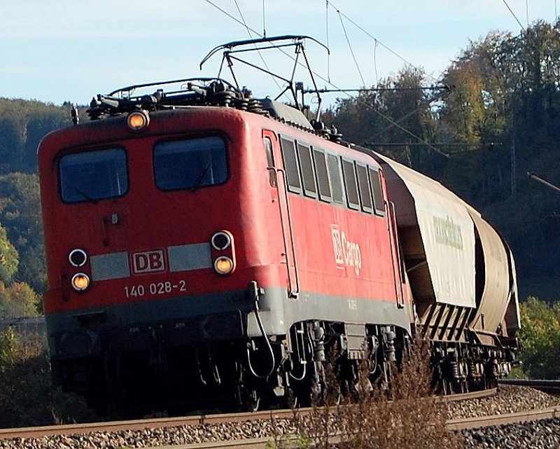 140 028-2 fhrt am 29.09.07 mit einem Gterzug die Filsbahn (KBS 750) Richtung Stuttgart hinauf, hier bei Urspring aufgenommen.