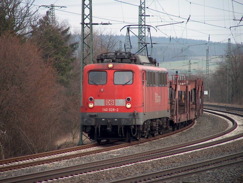140 028-2 fhrt mit  leeren Autotransportwagen auf das Ausweichsgleis um ein IC vorbeizulassen kurz vor Fulda am 31.01.2009