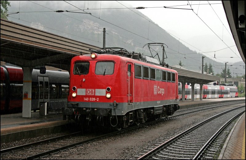 140 028 ist auf dem Weg zum Abstellgleis. (Kufstein am 07.07.2008)