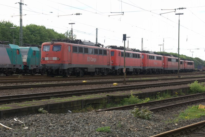 140 036-5 (eine der letzten ohne Doppellampen)mit weiteren Loks warten am 27.04.2009 in Aachen-West auf ihren Einsatz