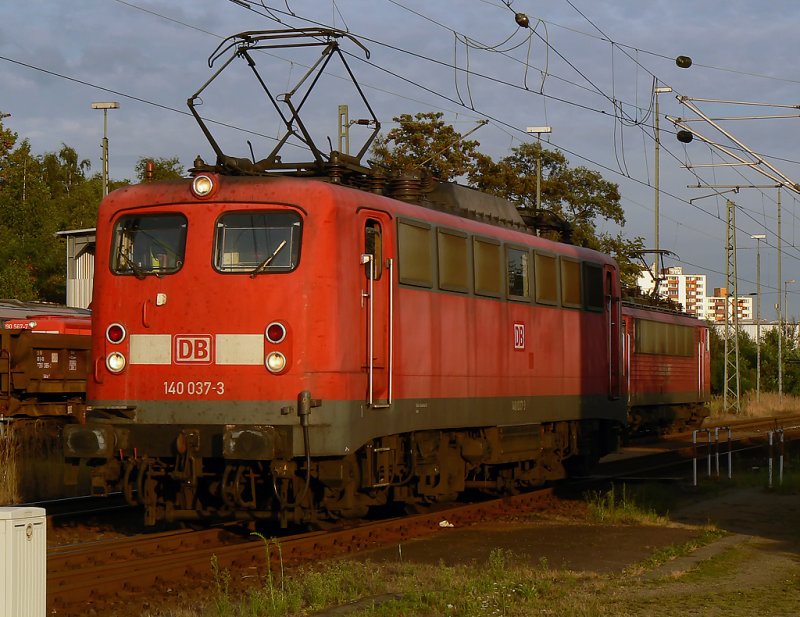 140 037-3 , aufgenommen an einem sonnigen Abend im August in Gremberg