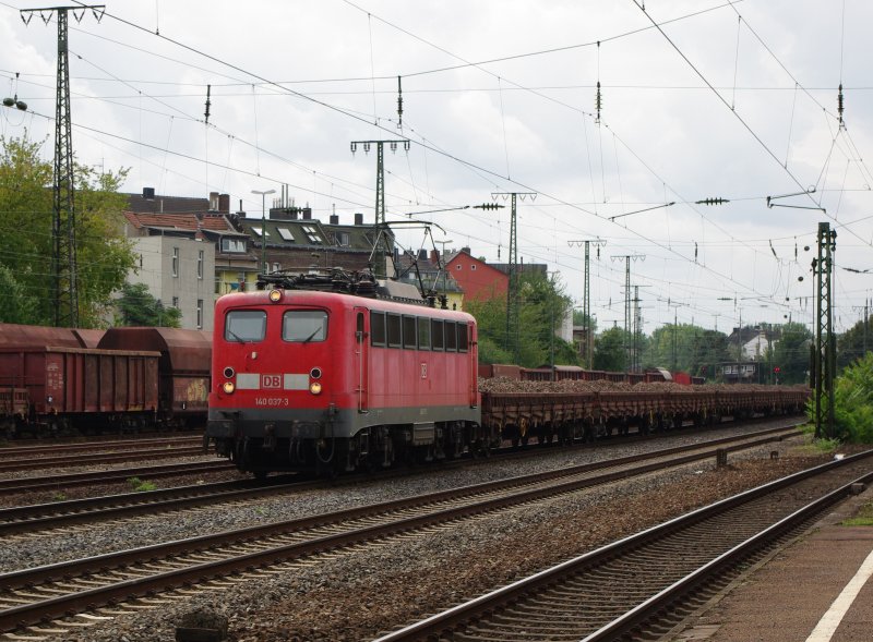 140 037-3 mit einem Flachwagenzug voll mit altem Schotter in Kln West. Aufgenommen am 02.09.2009.