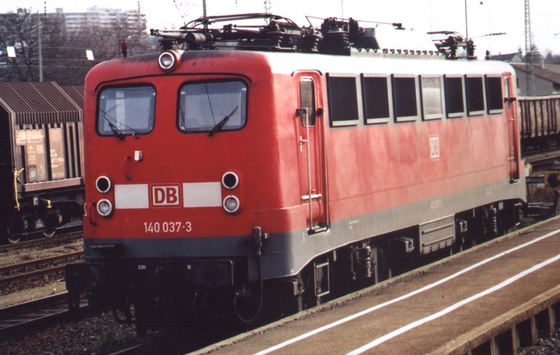 140-037 steht hier ber den Mittag in Villingen (Schwarzwald).
Die in den Nachmittags-Stunden zu berbringende Gterfracht nach Offenburg wird im Hintergrund gerade noch zusammen gestellt. (November 2006). 