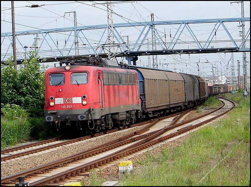 140 043-1  verlsst mit TEC45504 (Rostock Seehafen - Mukran)den Hbf Stralsund. am 22.06.06 