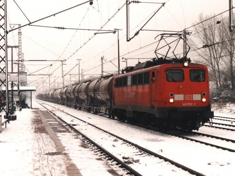 140 052-2 mit Gterzug auf Bahnhof Bad Bentheim am 28-12-2000. Bild und scan: Date Jan de Vries.