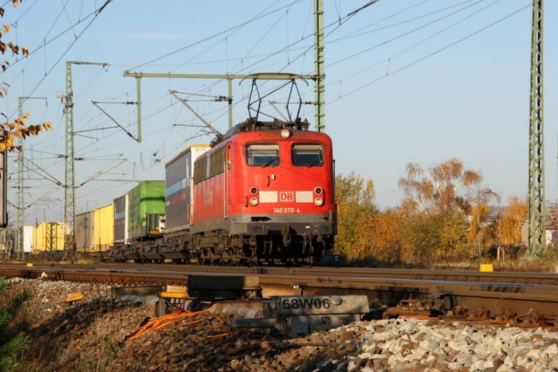 140 070 DB Cargo mit Gterzug bei Boizenburg 11/2006 