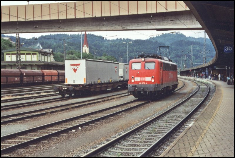140 070 hat einen G�terzug des kombinierten Ladungsverkehrs nach Kufstein gebracht. Aufgenommen im Sommer 2005.