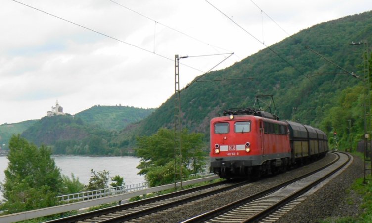140 162 fhrt mit einem polnischen Selbstentladewagenzug am 16.5.2008 bei Braubach rheinaufwrts (Rechte Rheinstrecke).