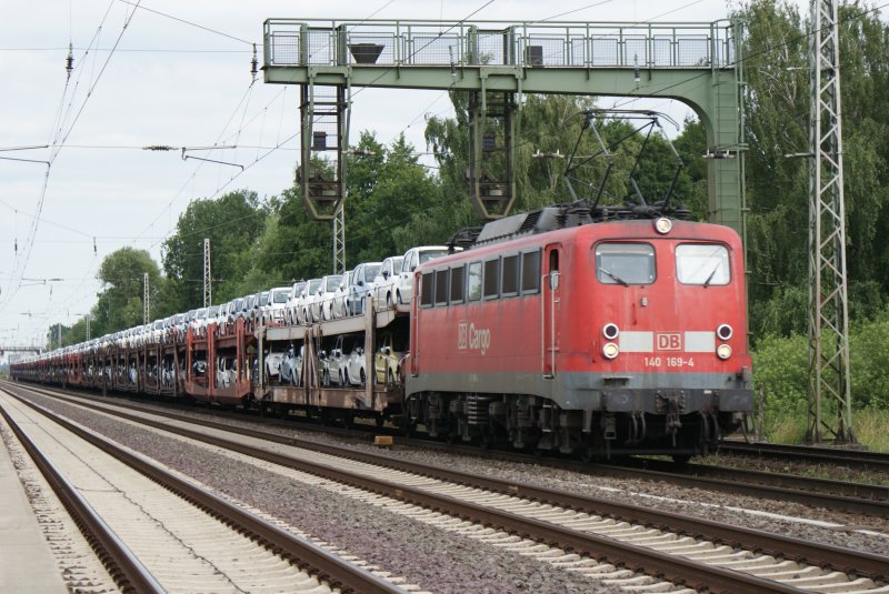 140 169-4 mit einem Autotransportzug kurz vor dem S-Bahnhof Dedensen/Gmmer
