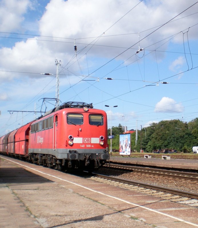 140 169 duchfhrt mit einem Ganzzug am 14.08.2008 den Bahnhof Sangerhausen Richtung Halle(Saale). 