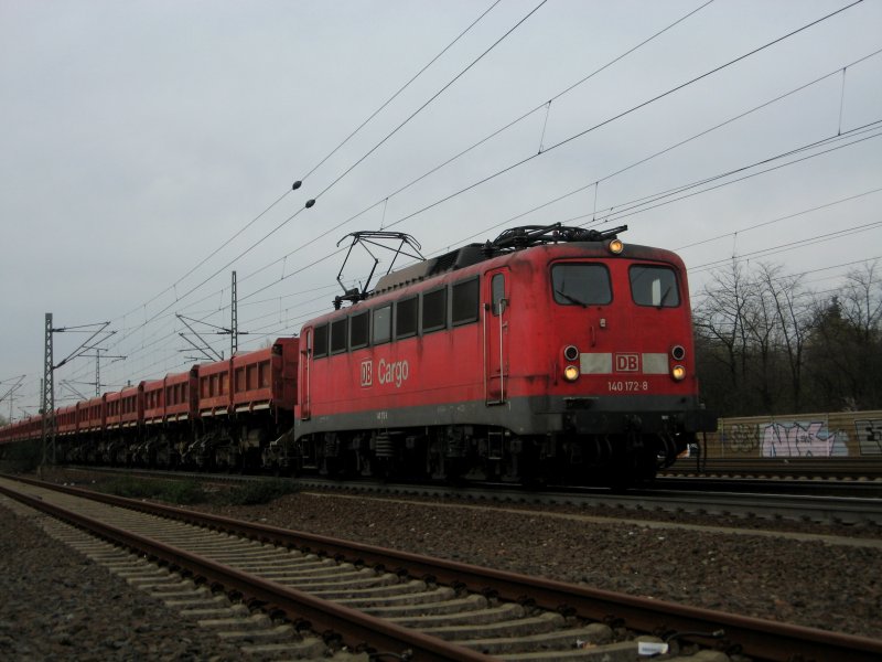140 172 ist am 15.03.2008 mit einem Schuttzug bei Porz(Rhein) Richtung Sden unterwegs.