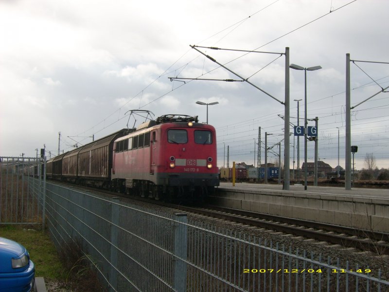 140 172 fhrt am 04.12.07 mit einem Gterzug aus Richtung Leipzig kommend durch Bitterfeld. Ihre Fahrt ging weiter Richtung Dessau