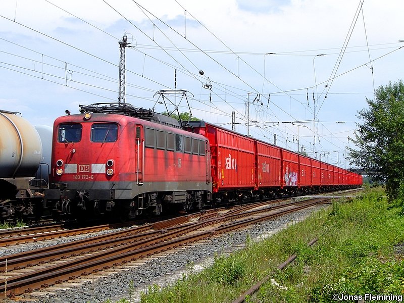 140 173 passiert mit ihrem Gterzug Hannover-Misburg und ist auf dem Weg in Richtung Hbf.