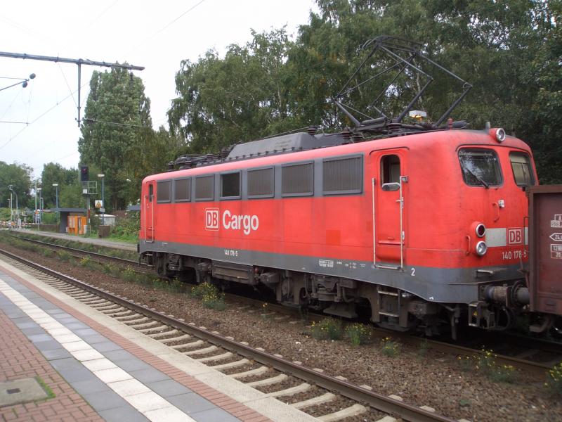 140 178-5 durchfhrt soebend den Haltepunkt Bochum Nokia.
27.9.2005