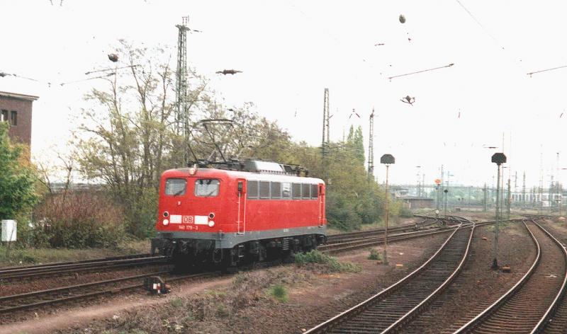 140 179-3 rangiert im Frhjahr 2003 im Gterbahnhof Neuss,um einen Zug zu bernehmen.