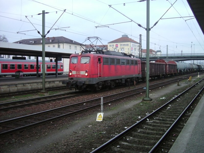140 179 fhrt mit einem Gterzug durch Regensburg. (04.04.2006)