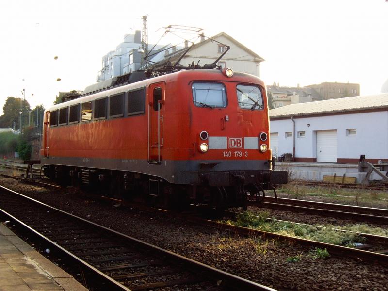 140 179 wartet am 7.10.05 auf die Weichenumstellung das sie ihren Kesselzug annehmen kann.