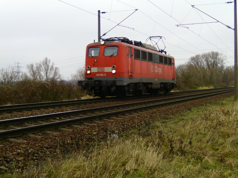 140 184 - 3 als Lz auf dem Rckweg vom Bahnhof Alte Sderelbe. Aufgenommen am 16.01.2009 an der Hafenbahnstrecke in Hamburg Moorburg