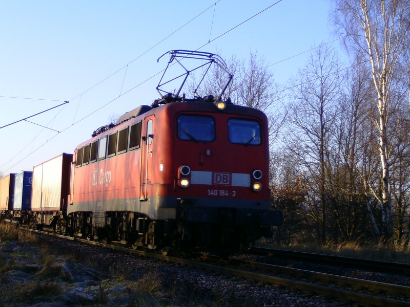 140 184 - 3 ist am 22.01.2009 mit einem Containerzug unterwegs in Hamburg - Moorburg in Richtung Bahnhof Alte Sderelbe.