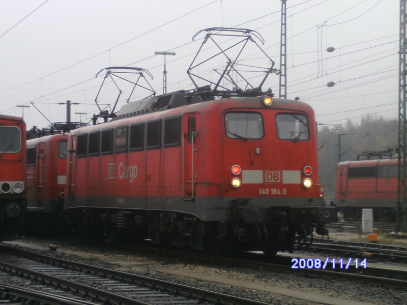 140 184 am 14.November in Maschen, man sieht sehr schn die Scherenstromabnemer und es leuchten das Spitzen-und Schlusslicht am Fhrerstand 2.
