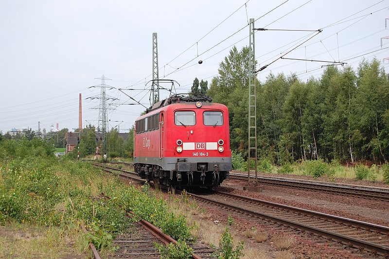 140 184 (DB Cargo, Scherenstromabnehmer) kommt Lz aus Waltershof (vermutlich) und fhrt nun als Lz zurck nach Maschen. Unterelbe 25.7.2008