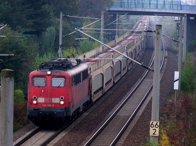 140 186-8 fhrt am 06.10.07 mit einem Gterzug Richtung Leipzig. 