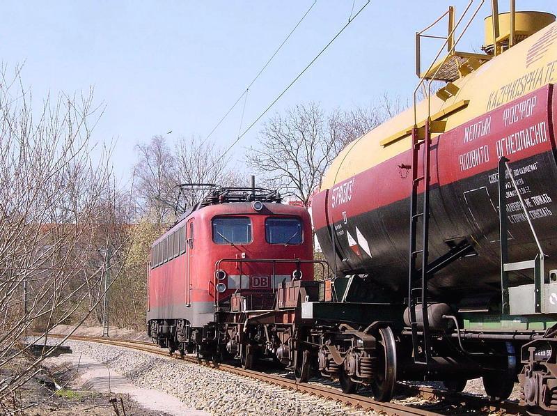 140 197-5 unterwegs mit Kesselwagen in Richtung Greifswald.    (Stralsund am 12.04.05) 