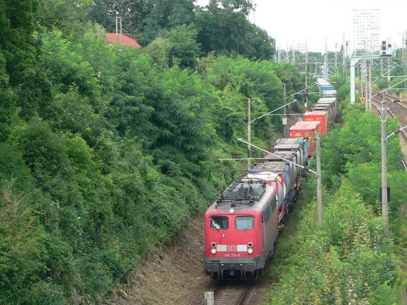 140 214-8 mit einem Gterzug in Frankfurt (Oder). 21.7.2007