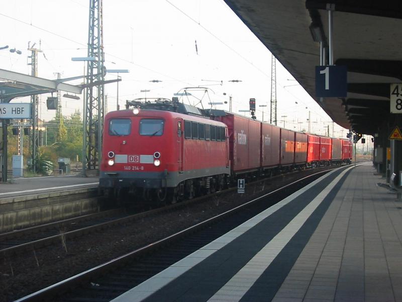 140-214 am 7.9.2005 mit einem sehr kurzen Gterzug bei der Durchfahrt von Worms Hbf.