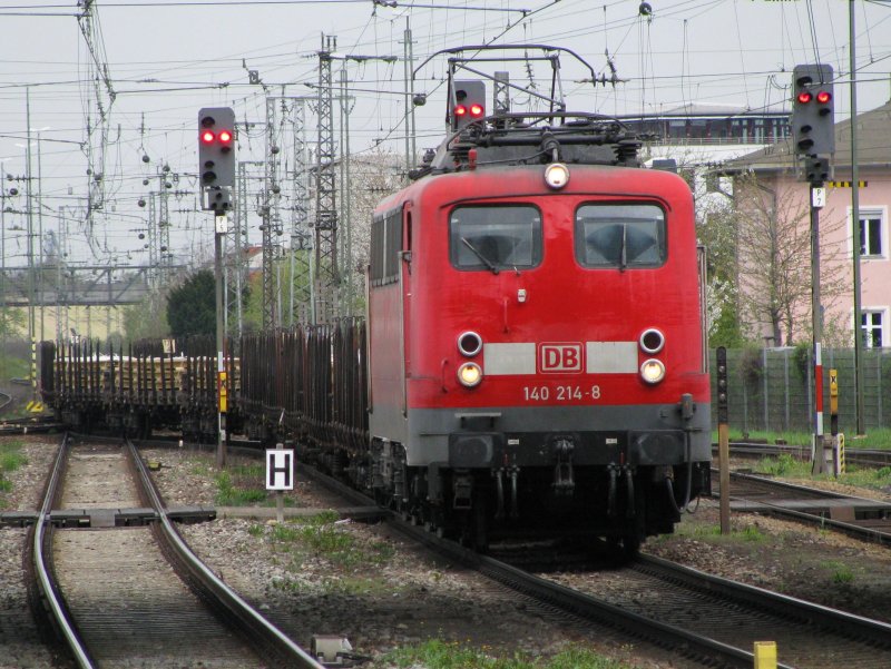 140 214 mit einem Gterzug am 15.4.2008 in Regensburg.