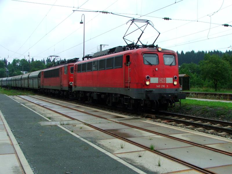 140 216-3 hilft einer 155 einen schweren Kohlezug �ber die Frankenwaldrampe zu ziehen. Aufgenommen am 20.8.05 in Steinbach am Wald.