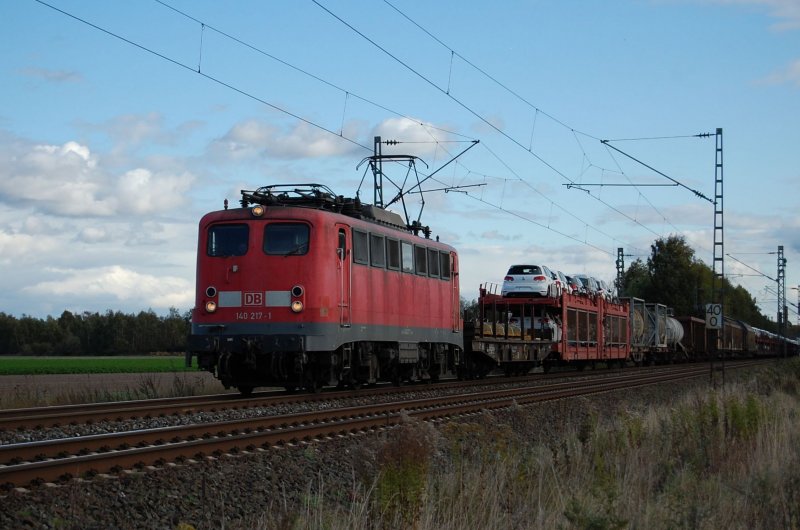 140 217-1 am 13.10.2009 mit einem Gterzug bei Woltorf