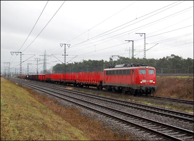 140 217 fuhr am 18.02.2006 mit ihrem Gterzug bei Mannheim Seckenheim in Richtung Rangierbahnhof.