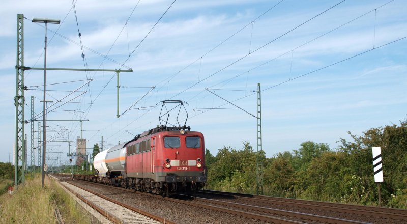 140 218-9 hat soeben mit dem FZT 53573 ALSK - AM Bad Oldesloe durchfahren und wird nun die Reise ber die GUB und Hamburg-Harburg Richtung Maschen Rbf fortsetzten.