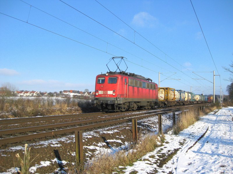 140 218-9 mit Scherenpantograf zieht am 14.02.09 einen kurzen gem. Gz von L�beck Richtung Hamburg. Aufgenommen bei Reinfeld (Holst.).